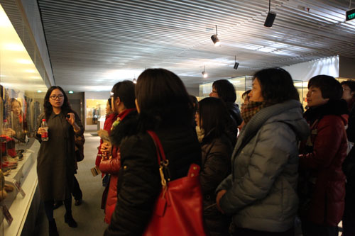 为前来参观的北京化工大学女教师讲解民族服饰.jpg